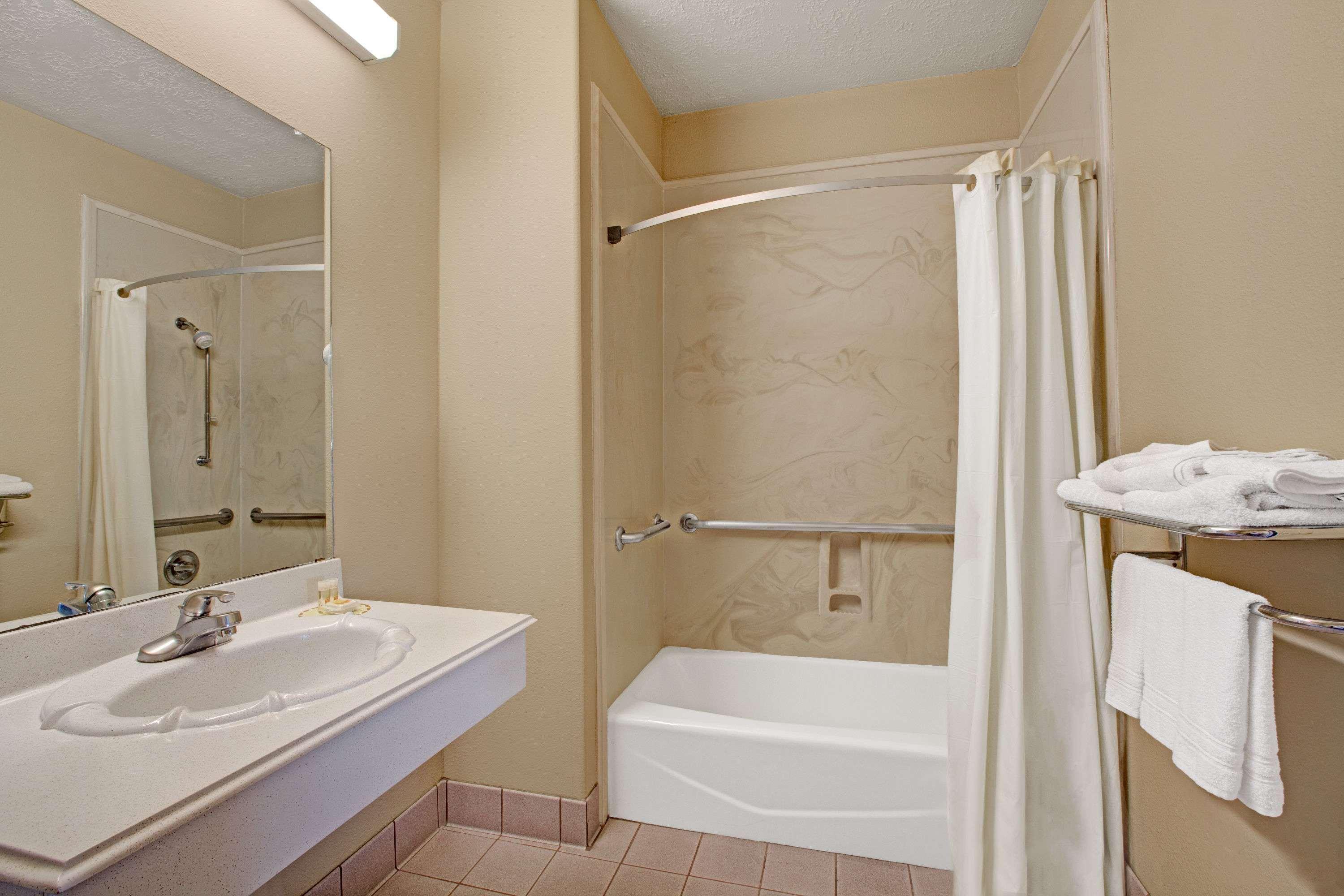 Days Inn & Suites By Wyndham Houston North - Спринг Екстер'єр фото